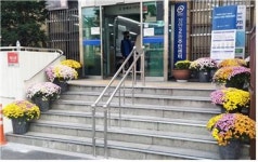 허브뱅크유통(주), 장안2동에 국화꽃 기부