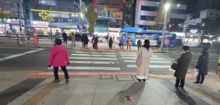 강북구, 똑똑한 ‘LED 바닥 신호등’ 설치