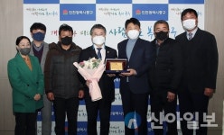 중구 용유어촌계, 홍인성 구청장에 감사패 전달