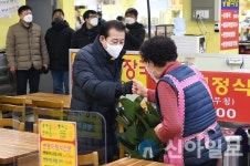 유천호 강화군수, 설 맞아 전통시장 방문