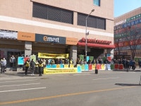 시흥 이마트 소속 노조원, 이마트 후문서 폐점 철회 투쟁