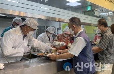 박근호 안산 단원구청장, 취임 첫 행보... 노인복지관 배식 봉사