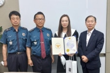 안산단원경찰서장, 보이스피싱 예방 은행원에 감사장 수여