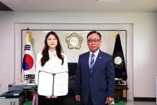 홍천군의회 박영록 의장, 신규 공무원에게 임용장 전달
