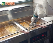 자담치킨, 로봇 팔로 닭 튀기는 자동화 매장 첫 오픈