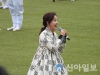 [포토] 제29회 강원민속예술축제 개막식전 특별공연 하는 오정해 국악가수