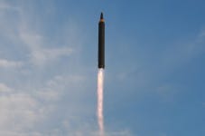 北, 일본 상공 넘는 IRBM 발사… ICBM·핵실험 ‘우려’(종합)