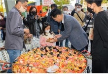 [포토] 이기재 양천구청장 “빠에야 100인분 맛보고 가세요”