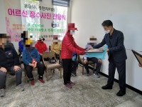 진해 웅동1동, 어르신 장수사진 전달