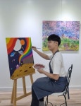 “동심 가득한 화폭으로 세상에 행복을 전하는” 발달장애인 예술가 김채성 작가 대표 이미지
