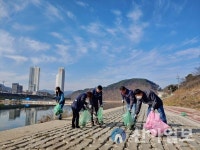 홍천농협 임직원, 홍천강변 산책로 환경정화 활동