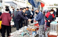 우승희 영암군수, 설 앞두고 전통시장·상점가 방문