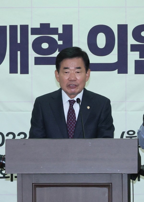 윤 대통령, 개헌 의지 밝히며 새로운 정치 시대 열기 희망