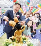 칠곡군, 아기 부처 목욕시키는 자치단체장과 어린이 눈길