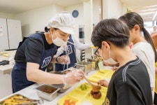 이수희 강동구청장, 어린이식당 찾아 건강한 저녁 밥상 배식