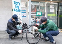 “자전거 수리 이제 멀리 가지 마세요” 주민센터서 이동수리센터 운영