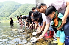 문경시, 어린이들과 경제성 치어 방류행사 개최