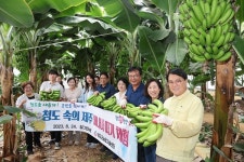 김하수 청도군수, 바나나 첫 수확 체험·격려