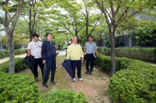 조일암 진해구청장, 신항 공공공지 일원 편의시설 정비 대상지 점검