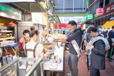 강범석 서구청장, 추석 맞이 전통시장 방문 상인 격려