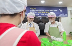 [포토] 이기재 양천구청장, 북한이탈주민 자원봉사자와 반찬나눔 봉사