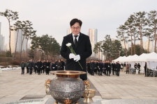 [포토] 김병수 김포시장, 2024년 갑진년 새해 마산동 현충탑 참배로 업무 시작