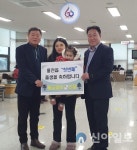홍천읍행정복지센터, 2024년 첫번째 출생신고 가족에 황금열쇠 전달