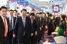 윤대통령, 삼천포 용궁수산시장 방문… 시민들과 인사