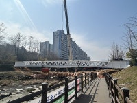 성산구, 창원천 인도교 상판 거치 완료