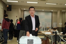 홍철호, 사전투표 첫날구래동행정복지센터서 한표 행사