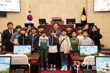 밀양 초동초등학교 학생, 밀양시의회 본회의장 단체 견학