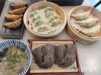 [강동완의 탐방] 두손모빌, 매일 아침 직접 만든 만두소와 만두에 모밀까지