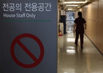 정부, 사직 전공의 ‘1년 내 재수련 불가’ 제한 완화 검토