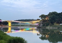 문경시, 도심 속 명물 영강 보행교 출렁다리 개통