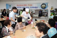 정현섭 진해구청장, 웅천 무료급식소서 배식 봉사활동