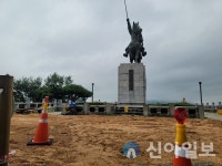경주 황성공원 ‘김유신장군 동상 앞 태극기 게양대 설치’ 논란