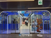 [현장] 라떼·피자 만드는 로봇에 눈이 휘둥그레…편의점 미래를 봤다