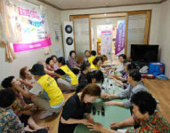 진주시 상봉동주민자치회, 보건대 재능기부로 경로당 어르신 네일아트 봉사