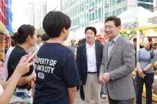 이상일 용인시장, 흥덕 어울림 한마당 행사장 찾아 주민과 소통