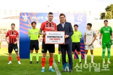 강원FC, 8월의 공헌상 ‘선수단 코바체비치·프런트 이현용 과장’