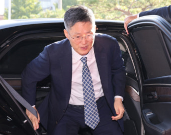 헌재, 윤석열 대통령 탄핵 선고...문형배 헌재소장 직무대행이 결정문 낭독