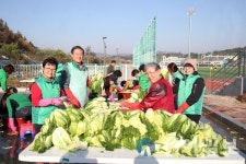 신영재 홍천군수, 홍천읍 새마을회 김장나눔행사 참석
