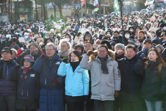 전농, 트랙터·화물차 몰고 '尹구속' 상경시위… 경찰과 2틀째 대치