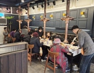 명륜진사갈비 구리인창점, 저소득 어르신 식사 후원