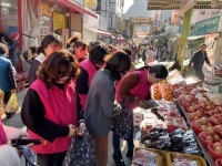 아산시여성단체협의회, 온양온천시장에서 설맞이 장보기 행사 실시