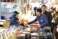 진교훈 강서구청장, 설 맞이 전통시장 찾아 민생 행보