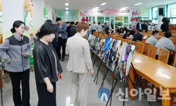 서산시, 직원들 추억 공유…구내식당서 가족 사진 56점 전시