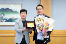 시흥시의회 이봉관 자치행정위원장, 경기과학기술대학교 감사패 수여