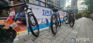 [포토] 반포센트럴자이 앞 인도 점령한 무단 방치 자전거