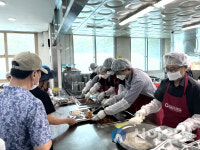 춘천동부노인복지관, 강원연구원 배식 봉사 진행